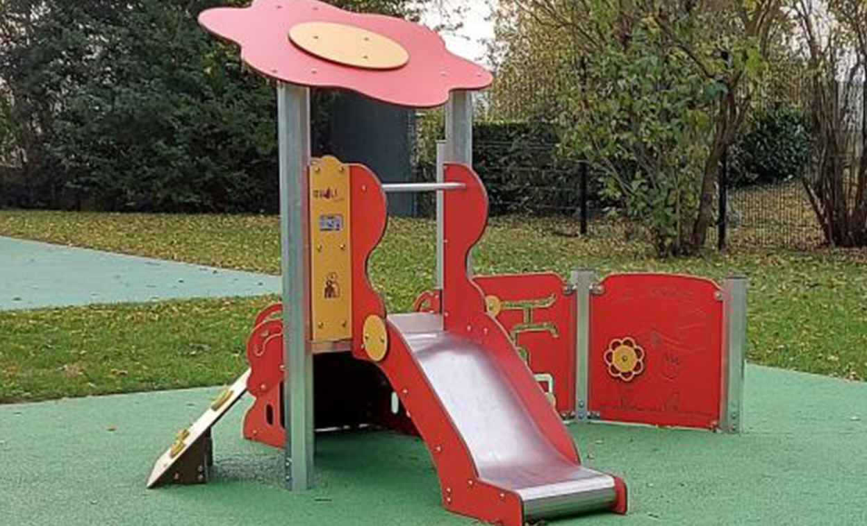ba-06-1013-petite-slide-with-play-panels-3-photo-1.jpg